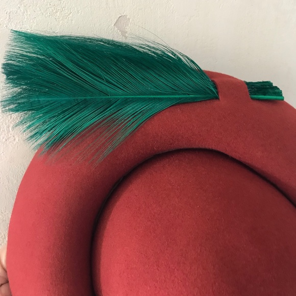 LAVISH 1940s RED AND GREEN FELT HAT WITH GREEN FEATHER TRIM main image 6